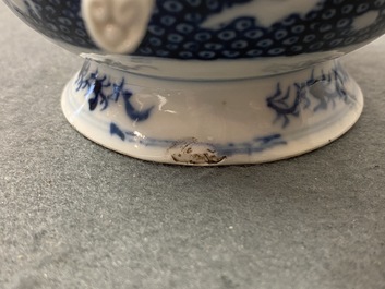 Twee Chinese famille rose pullen met mandarijns decor, Qianlong
